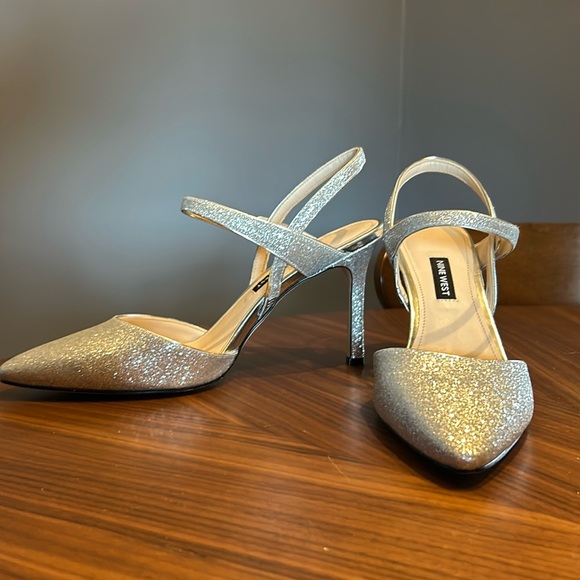 Nine West sling back shoe, Silver, 8.5 US - Picture 1 of 4